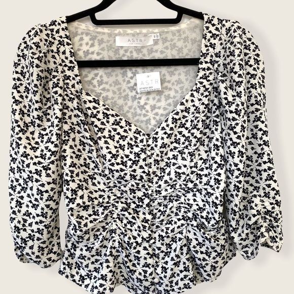 NWT ASTR The Label Button Front Ruched Floral Top White/Black Size XS - Picture 8 of 16